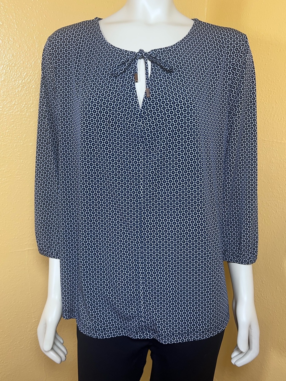 Liz Claiborne Woman 1X Navy White Geometric Tie Neck Keyhole Blouse - Picture 4 of 11